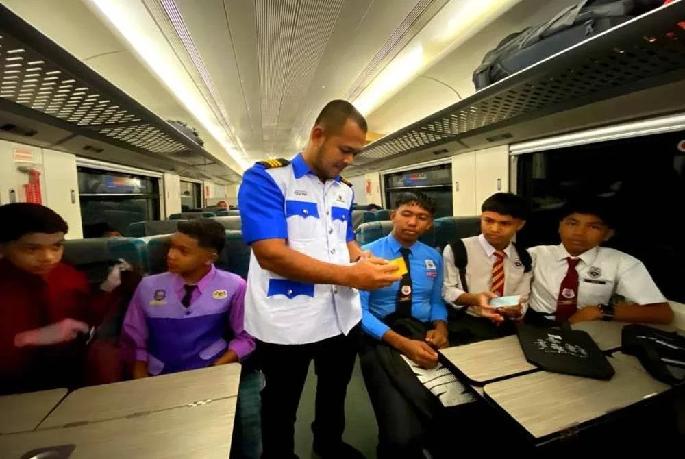 Para pelajar menaiki perkhidmatan kereta api secara percuma menerusi Program MyRailLife yang disediakan oleh KTMB
Foto:SINAR HARIAN/HAZELEN LIANA KAMARUDIN
