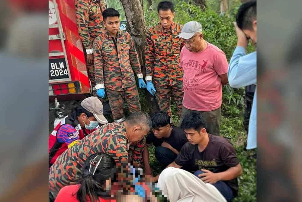 Pasukan bomba membantu mangsa yang tidak sedarkan diri sebelum disahkan maut.