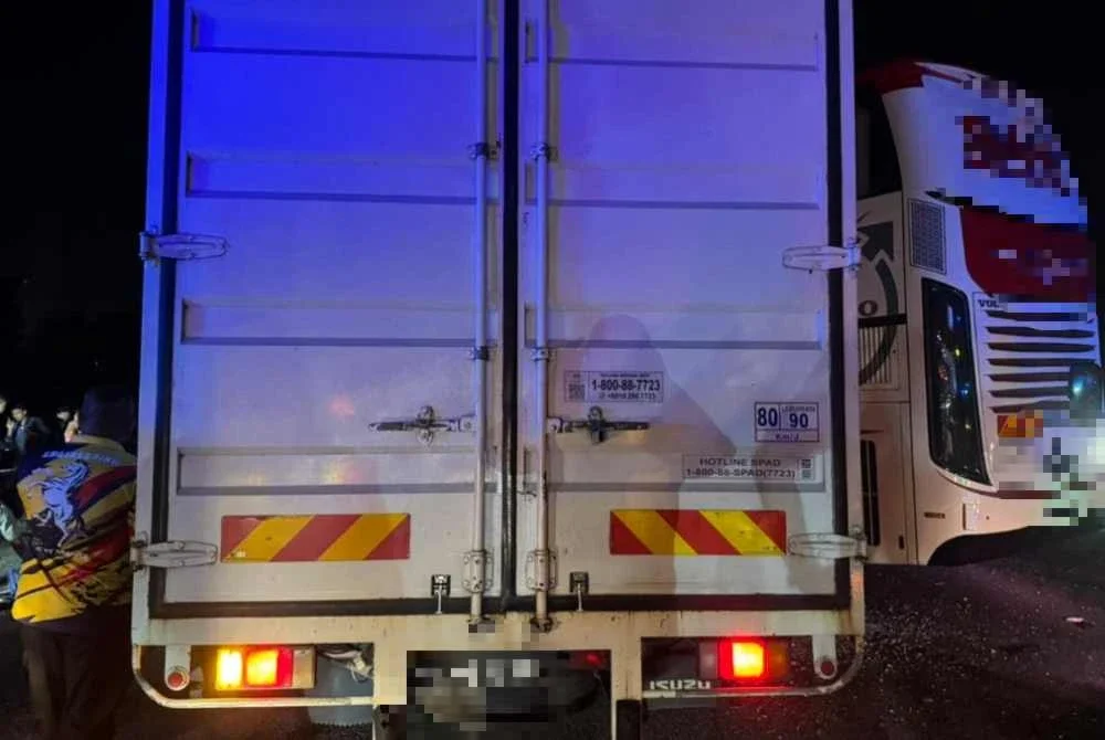 Keadaan di lokasi kemalangan lori dan bas ekspres pada Ahad.