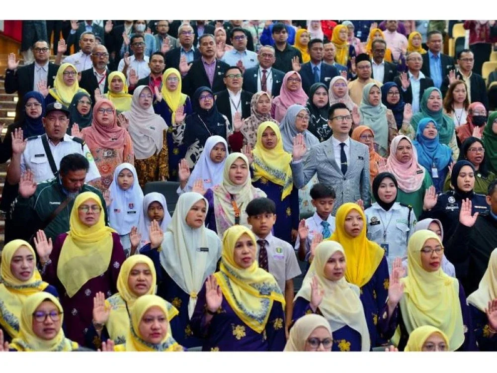 Sebahagian daripada warga pendidik dan pelajar melafazkan ikrar pada majlis Amanat Tahun Baharu 2026. / Foto: Asril Aswandi Shukor
