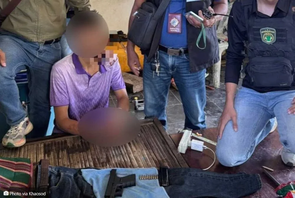 Seorang pensyarah universiti ditahan polis selepas didapati menggunakan dadah jenis methamphetamine di dalam sebuah rumah terbiar.