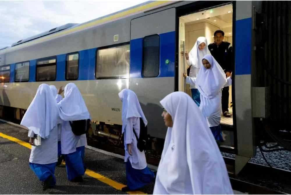 Pelajar dalam perjalanan menuju ke sekolah. Foto HAZELEN LIANA KAMARUDIN