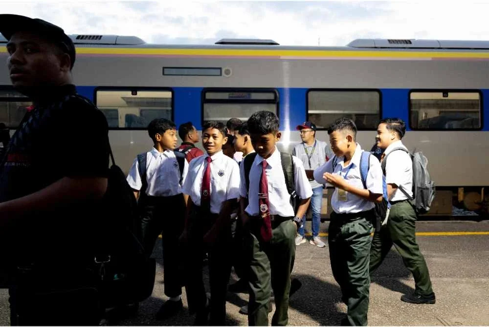 Pelajar dalam perjalanan menuju ke sekolah. Foto HAZELEN LIANA KAMARUDIN