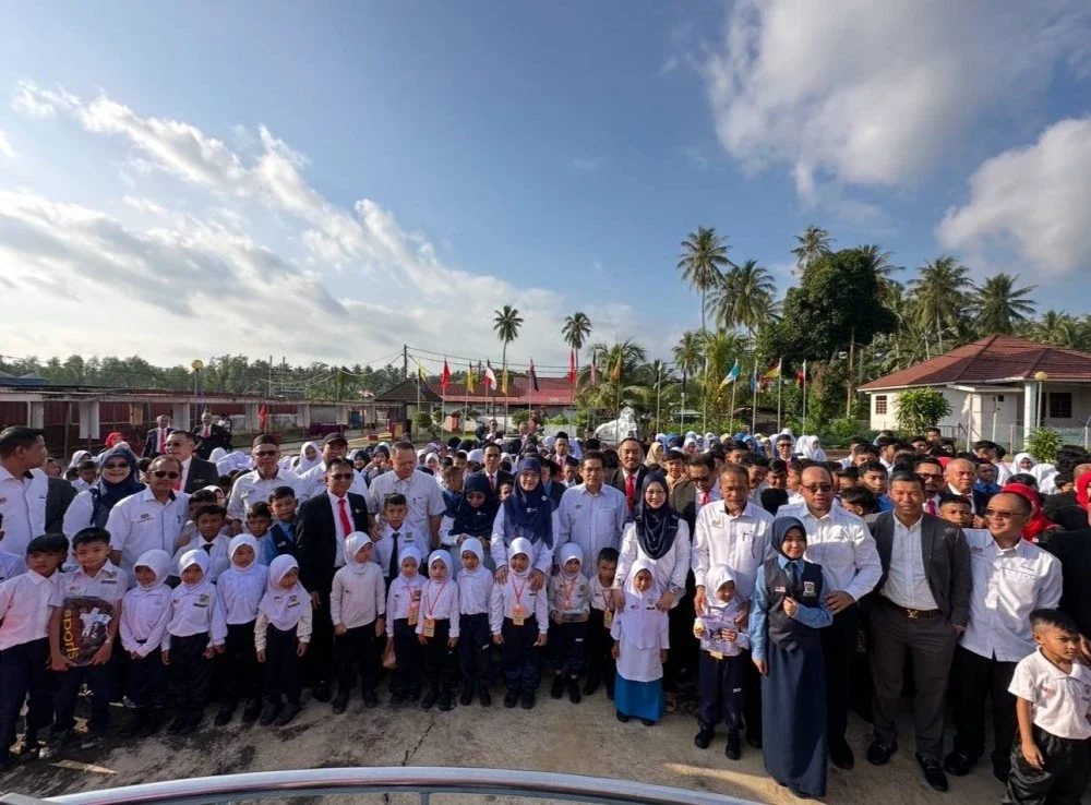 Warga SMK Pulau Beluru K11 bergambar dengan tetamu dari KPM.
