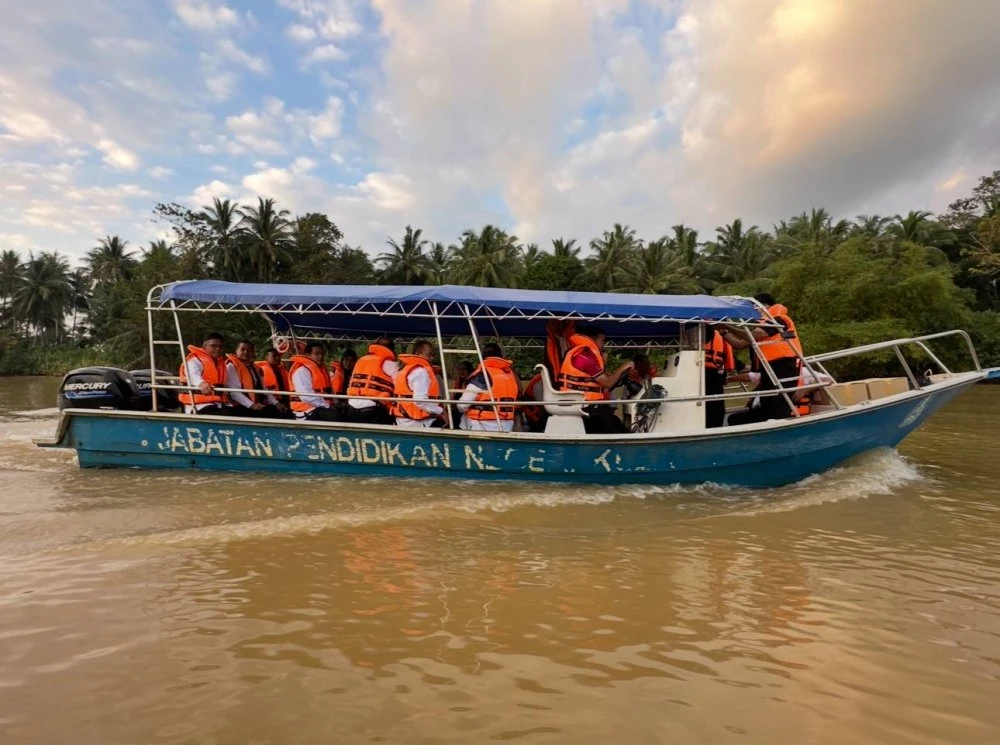 Pihak KPM menaiki bot untuk ke SMK Pulau Beluru K11.