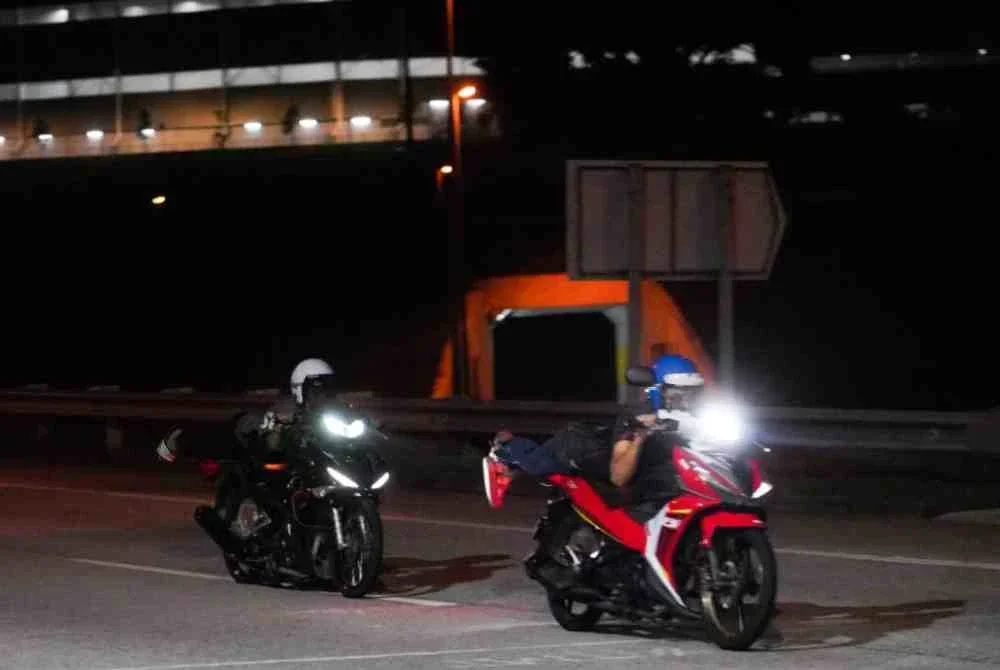 Antara aksi berbahaya dikesan dilakukan beberapa individu ketika ditahan dalam Ops Samseng Jalanan berdekatan Plaza Tol Elmina, Lebuhraya Guthrie, Shah Alam pada awal pagi Ahad. Foto Rosli Talib 