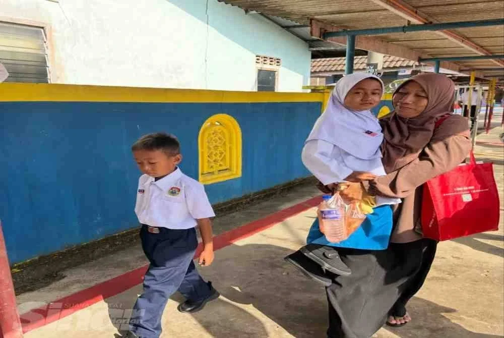 Siti Nur Najwa menghidap masalah tulang sejak kecil menyebabkan tulang belakang, tangan, betis dan kaki bengkok selain tumbesaran terbantut.