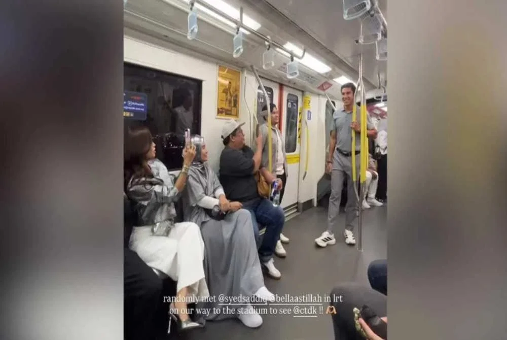 Syed Saddiq dan Bella menaiki LRT menuju ke Stadium Nasional Bukit Jalil untuk menyaksikan Konsert Legacy 30 Siti Nurhaliza. - Foto IG Natashaatika