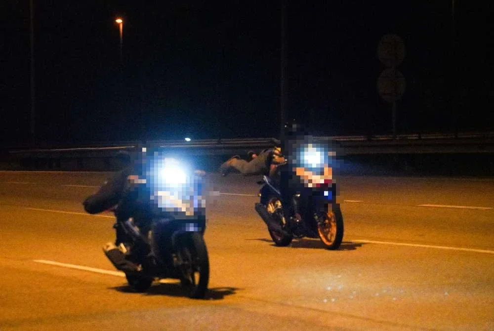 Antara aksi berbahaya dilakukan penunggang motosikal yang menimbulkan kebimbangan pengguna lebuh raya lain.