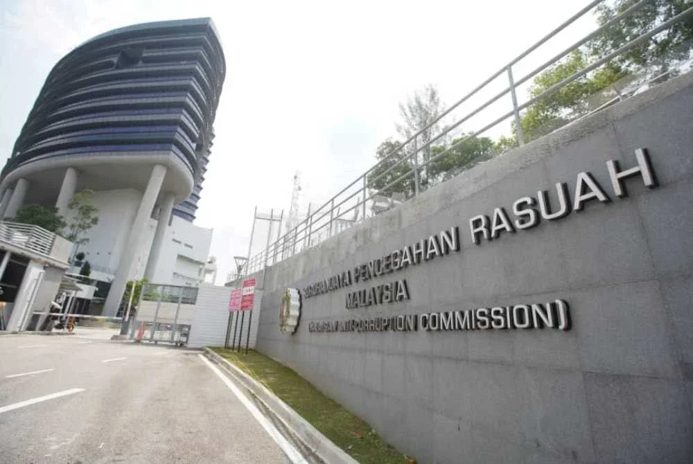 Seorang pegawai kanan pengurusan tertinggi ATM dirakam keterangan oleh SPRM pada Ahad.