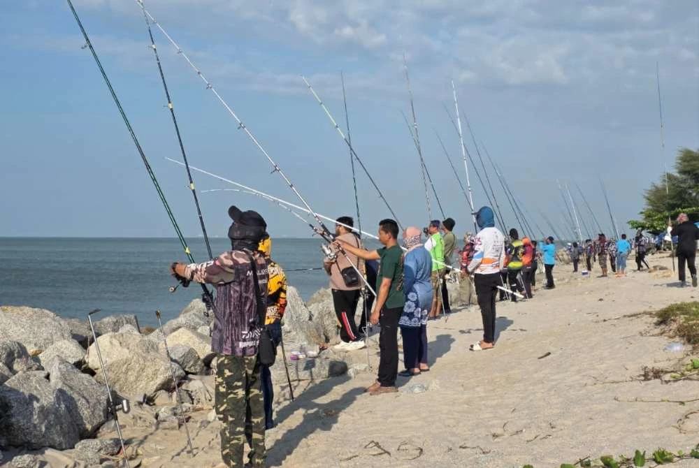 Sebahagian peserta menyertai Kembara Pancing Melaka 2026 di Tambak Klebang pada Sabtu. 