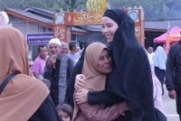 Sabida menyantuni masyarakat dalam sebuah program.