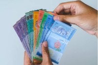 Dalam perdagangan dengan negara luar pula, kenaikan nilai mata wang boleh menyebabkan import meningkat dan eksport merosot. Foto hiasan