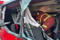 Anggota Bomba dan Penyelamat sedang mengeluarkan mangsa tersepit.