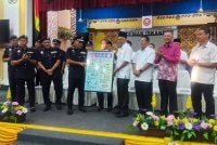 Adzli (empat kiri) lawat semasa lawatan bersama Pengarah Jabatan Pendidikan Negeri (JPN) Kedah, Abdul Rahim Mat di Kolej Sultan Abdul Hamid, di Alor Setar sempena hari pertama sesi persekolahan 2026 pada Ahad.