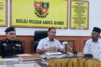 Abdul Rahim (tengah) pada sidang akhbar selepas meninjau hari pertama persekolahan di Kolej Sultan Abdul Hamd, Alor Setar pada Ahad.