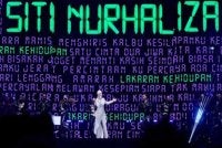  Konsert Legacy 30 Siti Nurhaliza di Stadium Nasional Bukit Jalil menarik kira-kira 65,000 peminat dengan penampilan mengagumkan Datuk Seri Siti Nurhaliza Tarudin pada usia 46 tahun.