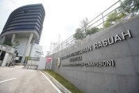 Seorang pegawai kanan pengurusan tertinggi ATM dirakam keterangan oleh SPRM pada Ahad.