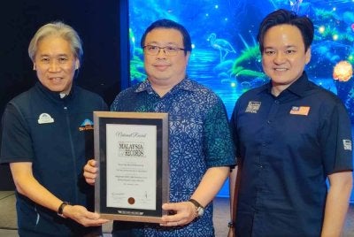 Dari kiri: Naib Presiden Taman Tema Genting SkyWorlds, Leong Yue Weng, Naib Presiden Eksekutif Jualan, Pemasaran dan Perhubungan Awam, Spencer Lee dan Ketua Pegawai Operasi Malaysia Book of Records Genting Malaysian, Juan Hweh.