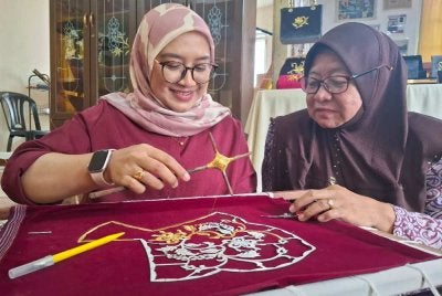 Nor Faizatol bersama ibunya, Azizah yang memberi inspirasi pengkibatannya dalam dunia tekat.