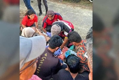 Pasukan keselamatan memberi bantuan pernafasan kepada mangsa selepas tidak sedarkan diri.