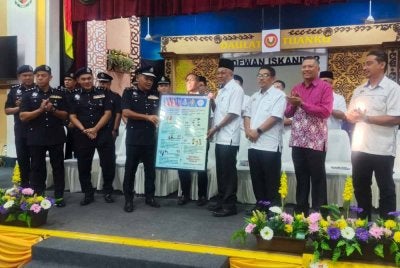Adzli (empat kiri) lawat semasa lawatan bersama Pengarah Jabatan Pendidikan Negeri (JPN) Kedah, Abdul Rahim Mat di Kolej Sultan Abdul Hamid, di Alor Setar sempena hari pertama sesi persekolahan 2026 pada Ahad.