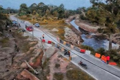 Jalan Teluk Ganchong-Lepar berhampiran Pondok Polis Bukit Kenau ditutup mulai hari ini susulan berlaku mendapan dan runtuhan tanah di bahu jalan.