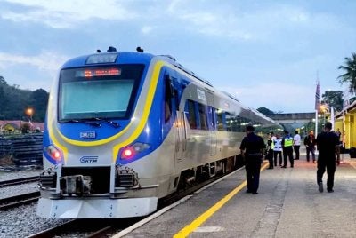 KTMB menambah dua perkhidmatan baharu Shuttle Timuran (SH) bagi laluan Gemas–Kuala Lipis bermula 1 Januari lalu, menjadikan keseluruhan enam perkhidmatan sehari di laluan berkenaan khusus untuk pengguna di Pantai Timur.
Foto:SINAR HARIAN/HAZELEN LIANA KAMARUDIN
