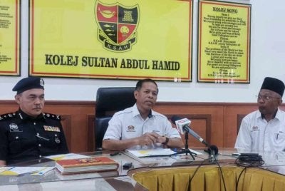 Abdul Rahim (tengah) pada sidang akhbar selepas meninjau hari pertama persekolahan di Kolej Sultan Abdul Hamd, Alor Setar pada Ahad.