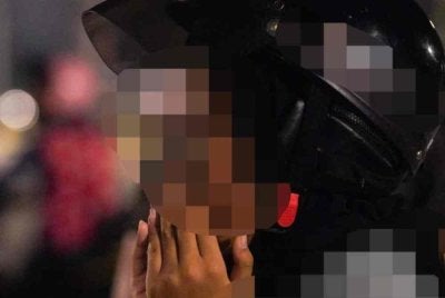 Seorang gadis merayu meminta dilepaskan selepas ditahan dipercayai menunggang secara melulu dan berbahaya dalam Ops Samseng Jalanan berdekatan Plaza Tol Elmina, Lebuhraya Guthrie, Shah Alam pada awal pagi Ahad. Foto Rosli Talib 