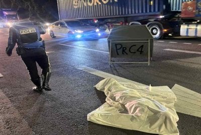 Mangsa yang belum dikenal pasti identiti disahkan maut di lokasi kejadian.