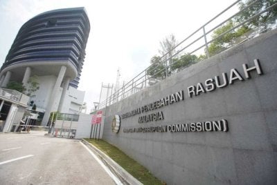 Seorang pegawai kanan pengurusan tertinggi ATM dirakam keterangan oleh SPRM pada Ahad.