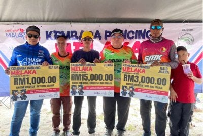 Amir (tiga dari kanan) bersama pemenang Kembara Pancing Melaka 2026 siri pertama.