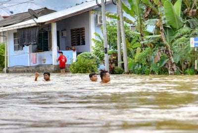 Kampung Tebakang Bidayuh dilanda banjir susulan hujan berterusan yang menyebabkan limpahan Sungai Batang Kayan. Foto: Bernama 