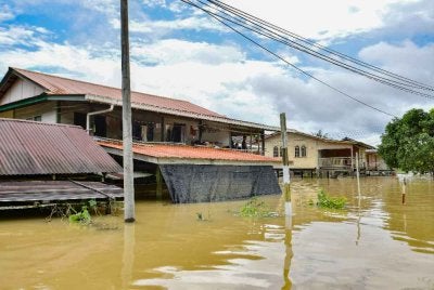 Kawasan Kampung Tebakang Bidayuh dilanda banjir susulan hujan berterusan yang menyebabkan limpahan dari Sungai Batang Kayan. Foto: Bernama 