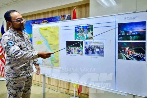 Abdul Muhaimin menunjukkan paparan gambar di lokasi kejadian tangkapan sindiket penyeludupan PATI di perairan Sungai Besar, Selangor pada Sabtu. Foto: Asril Aswandi Shukor 