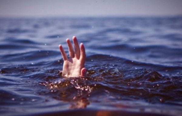 Dua kanak-kanak berusia tujuh tahun, masing-masing seorang lelaki dan perempuan hampir lemas selepas ditemui tidak sedarkan diri di kolam renang sebuah kondominium.