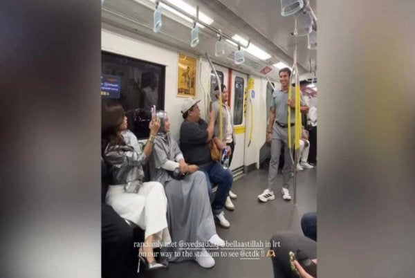 Syed Saddiq dan Bella menaiki LRT menuju ke Stadium Nasional Bukit Jalil untuk menyaksikan Konsert Legacy 30 Siti Nurhaliza. - Foto IG Natashaatika