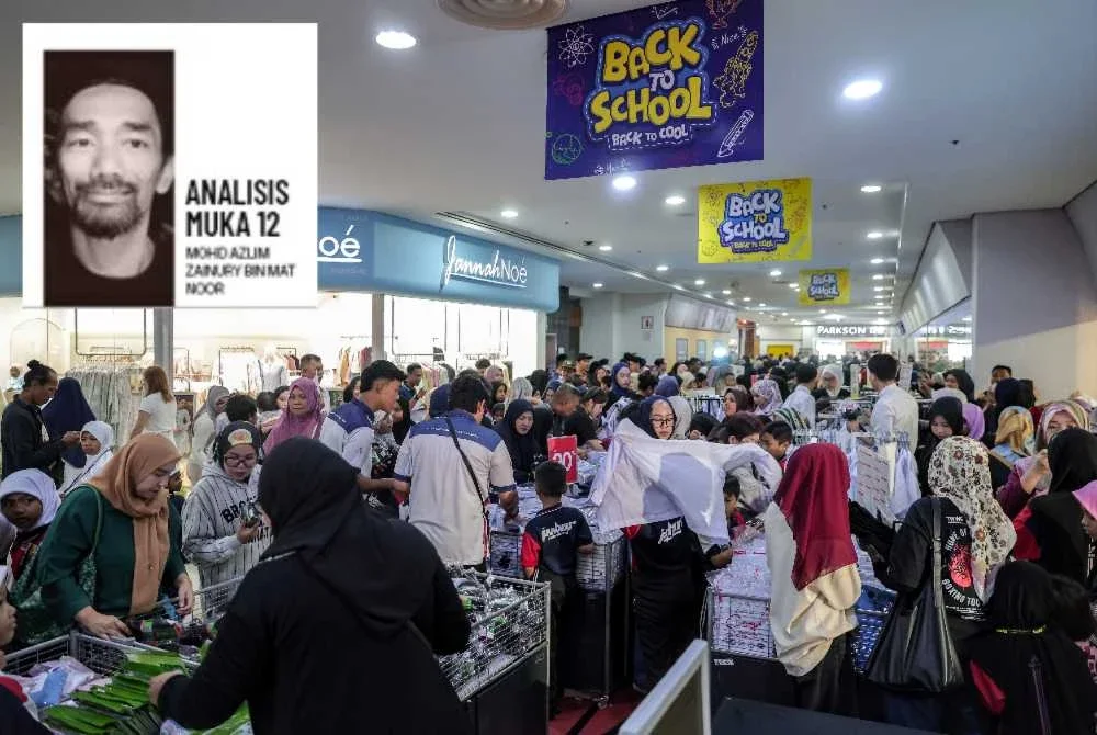 Ibu bapa bersama anak-anak dilihat sibuk memilih pakaian dan kelengkapan persekolahan di Angsana Johor Bahru Mall. Foto Bernama