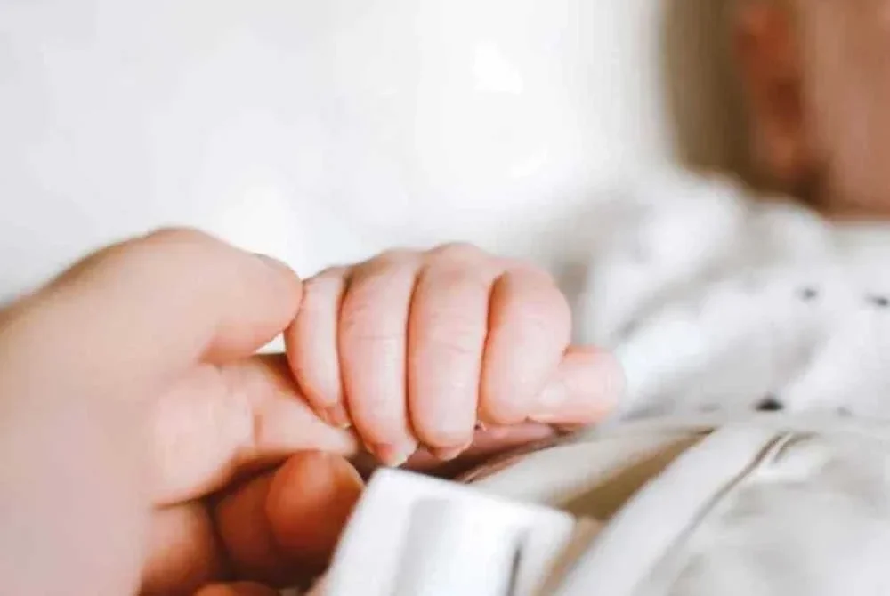 Seorang jururawat secara tidak sengaja memotong ibu jari seorang bayi di Indore, India. - Foto: newskartanaka