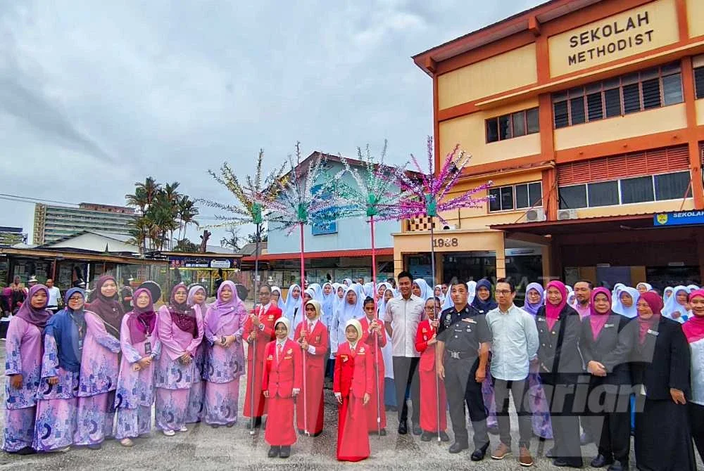 Guru MGPS dan MGSS merakam kenangan selepas menerima 54 bekas pelajar sekolah itu pada Program Mengirim Kasih. 