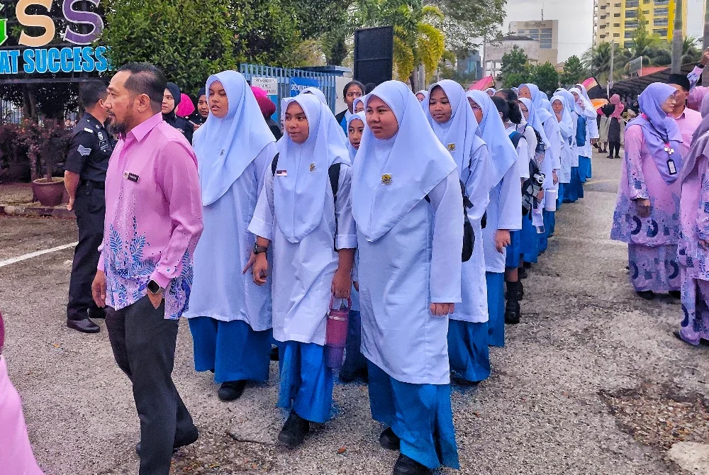 Sebahagian pelajar yang memasuki pekarangan MGSS selepas tamat Tahun Enam di MGPS 