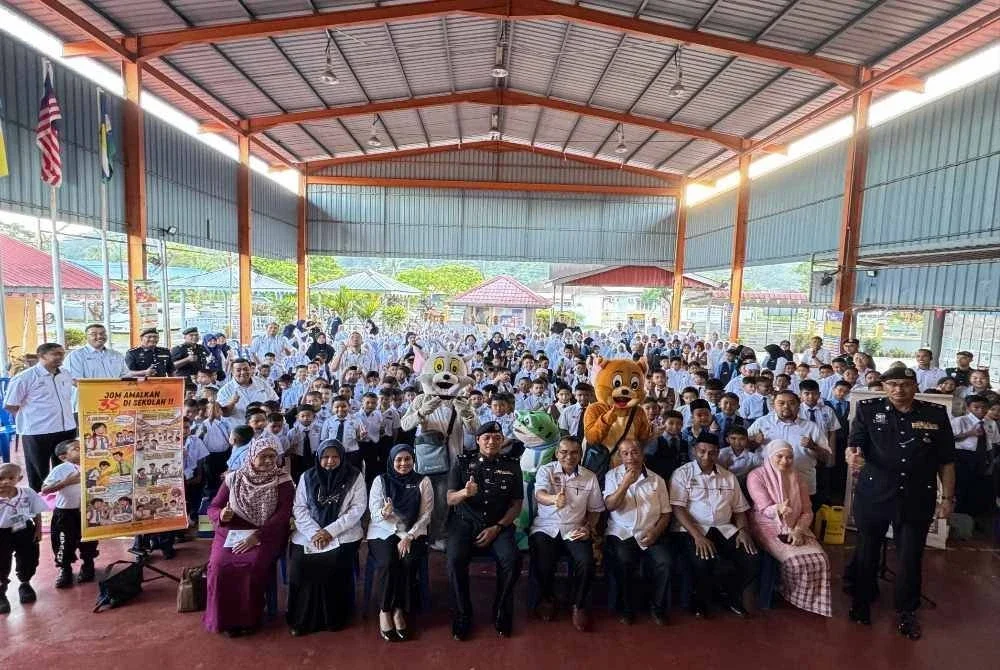 Mohammad Dziauddin (duduk, tiga dari kanan) bersama warga dan murid SK Tan Sri Awang Had Salleh pada hari pertama persekolahan sesi 2026.