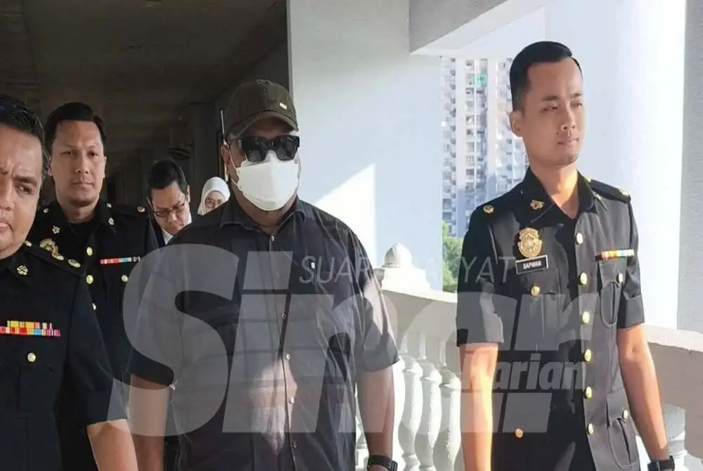 Bapa kepada tiga anak itu dituduh mengikut Seksyen 403 Kanun Keseksaan yang membawa hukuman penjara antara enam bulan hingga lima tahun, sebatan dan denda, jika sabit kesalahan.