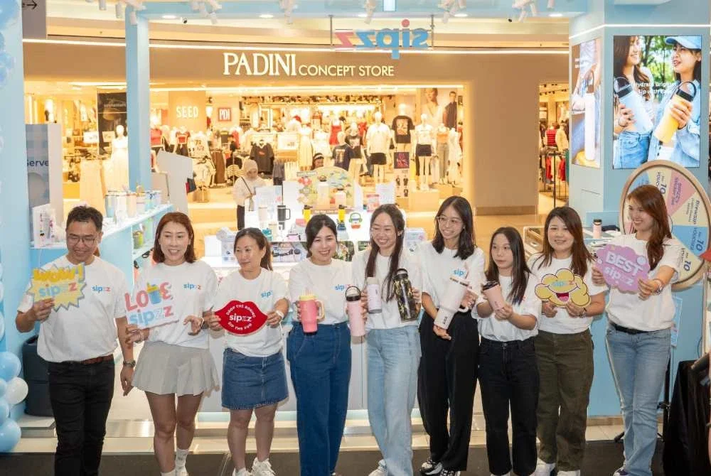 Catherine Soo (kanan) bersama barisan pengurusan dan kakitangan Sipzz sempena pembukaan Flagship Store pertama di Malaysia