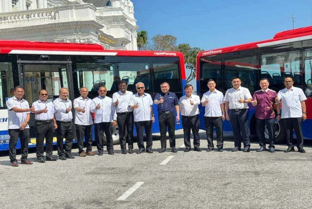 Anthony (enam dari kanan), Kon Yeow (lima dari kanan) ber dan barisan pengurusan tertinggi Prasarana Malaysia Berhad bergambar di hadapan dua buah bas diesel di Padang Kota pada Isnin.