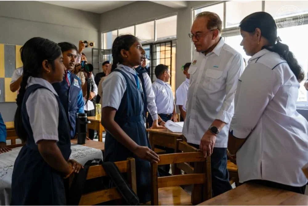 Anwar bersama isteri, Wan Azizah berkunjung ke beberapa sekolah bagi memantau pengedaran BAP selain menyantuni murid yang memulakan sesi persekolahan pada hari pertama. Foto Pejabat Perdana Menteri