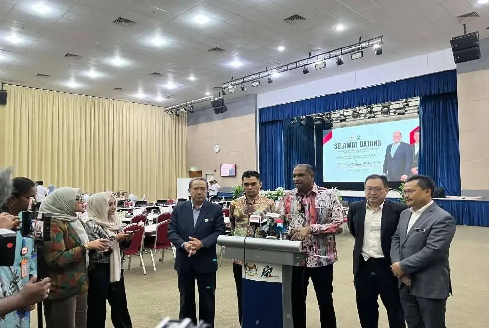 Ramanan (tiga dari kiri) ketika sidang akhbar selepas melawat NIOSH di sini pada Isnin.