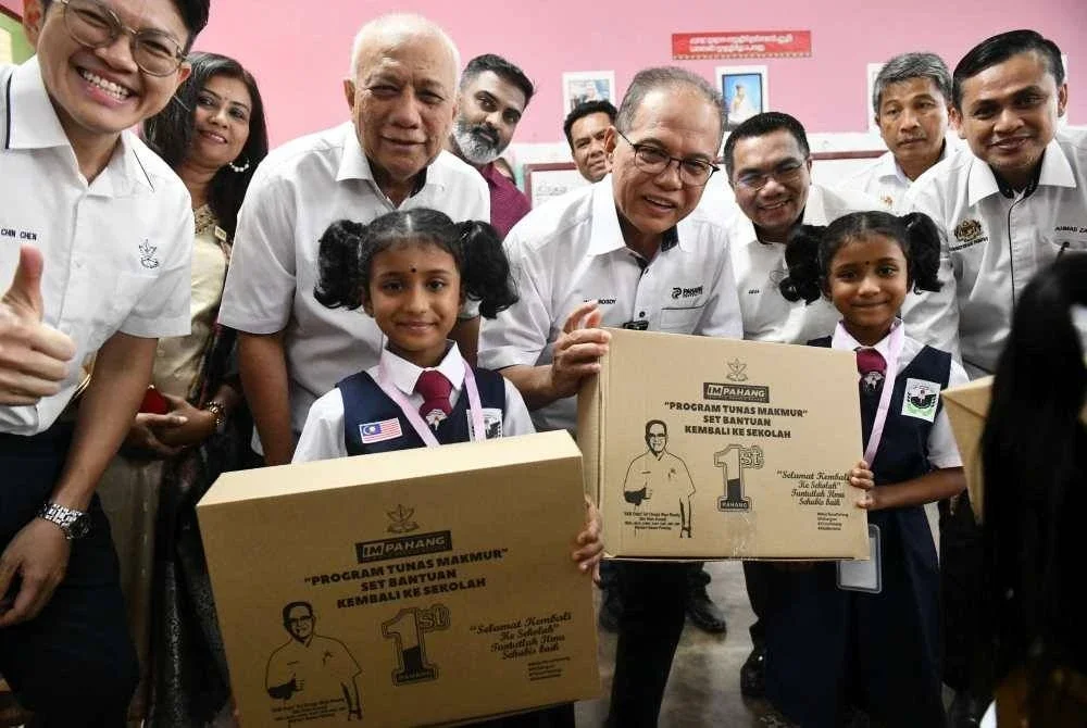 Wan Rosdy diiringi Exco Pertanian, Industri Asas Tani, Bioteknologi dan Pendidikan Negeri, Datuk Seri Ir Mohd Soffi Abd Razak (kiri) dan Exco Hal Ehwal Felda, Koperasi dan Usahawan Negeri Datuk Amizar Abu Adam (tiga dari kanan) menyampaikan kit Program Tunas Makmur kepada murid di Sekolah Jenis Kebangsaan Tamil (SJKT) Bentong, pada Isnin. FOTO FB WAN 