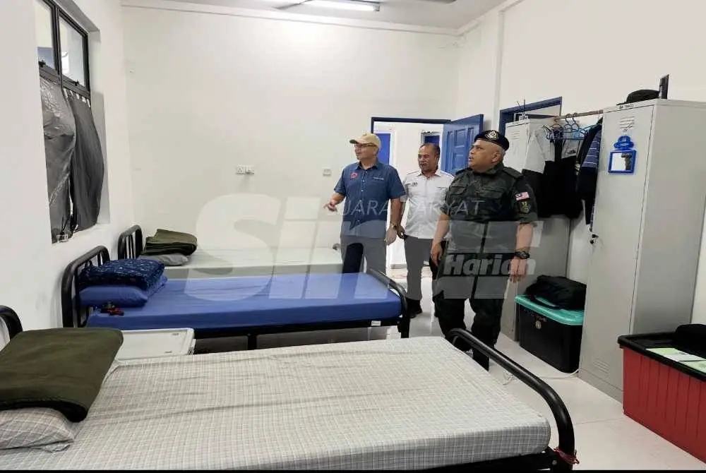 Mohd A Aruwan (tengah) ketika menyertai lawatan di Pos PGA Pak Teh Kana, Pasir Putih pada Isnin.